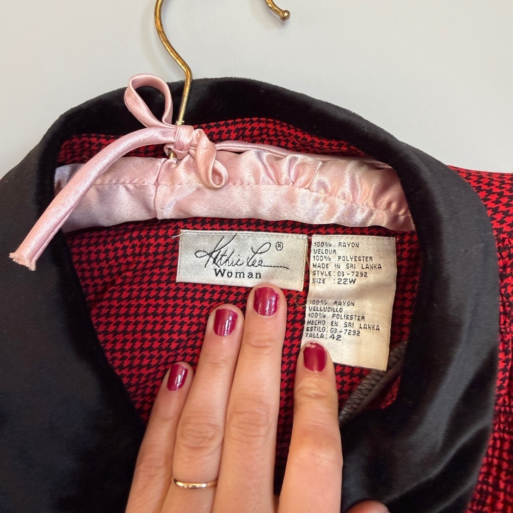 Vintage Red Long Sleeve Midi Dress with Black Collar - Picture 3 of 6